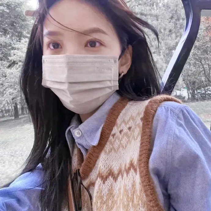 与一位女士合影